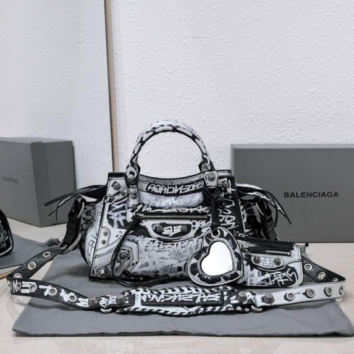 Picture of Balenciaga Handbags _SKUfw185509564fw
